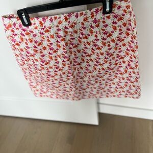 Liz Claiborne flowered buttoned skirt, 100% cotton, 2 small slit pockets